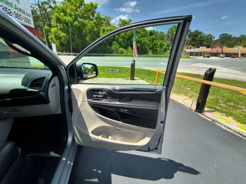 Used 2019 Dodge Grand Caravan SXT image 26