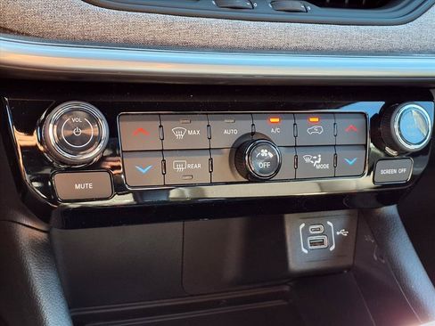 New 2025 Jeep Compass Latitude w/ Convenience Group AWD/4WD image 11