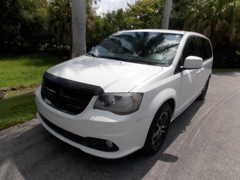 Used 2018 Dodge Grand Caravan SE FWD image 3