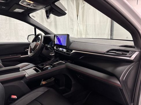 Used 2025 Toyota Sienna XSE FWD image 67