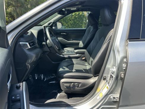 Used 2021 Toyota Highlander XSE FWD image 12