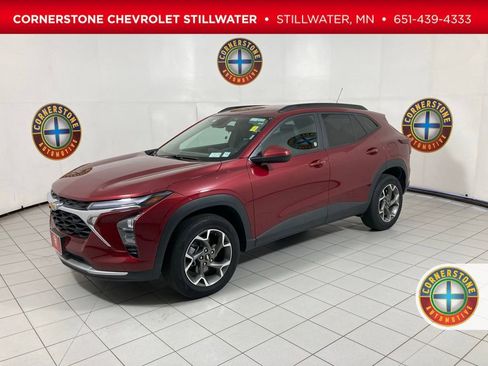 Used 2025 Chevrolet Trax LT w/ LT Convenience Package FWD image 1