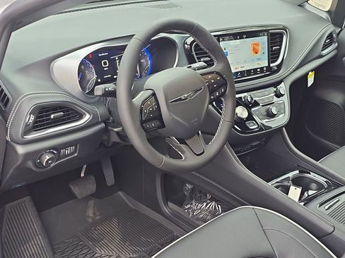 New 2026 Chrysler Pacifica Limited w/ Uconnect Theater Family Group image 12