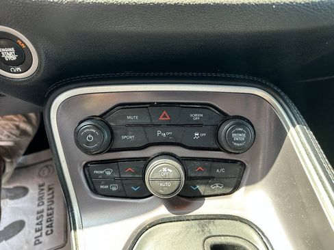 Used 2021 Dodge Challenger SXT w/ Driver Convenience Group RWD image 15