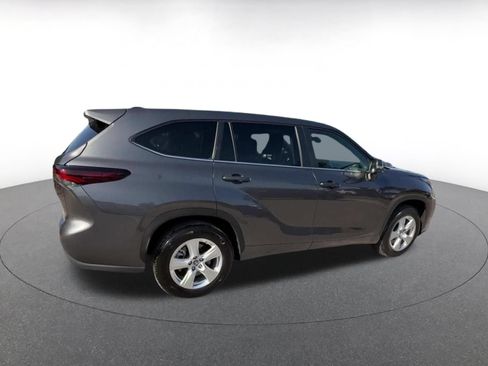 Used 2025 Toyota Highlander LE FWD image 15
