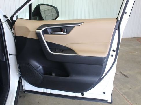 Used 2019 Toyota RAV4 XLE FWD image 23