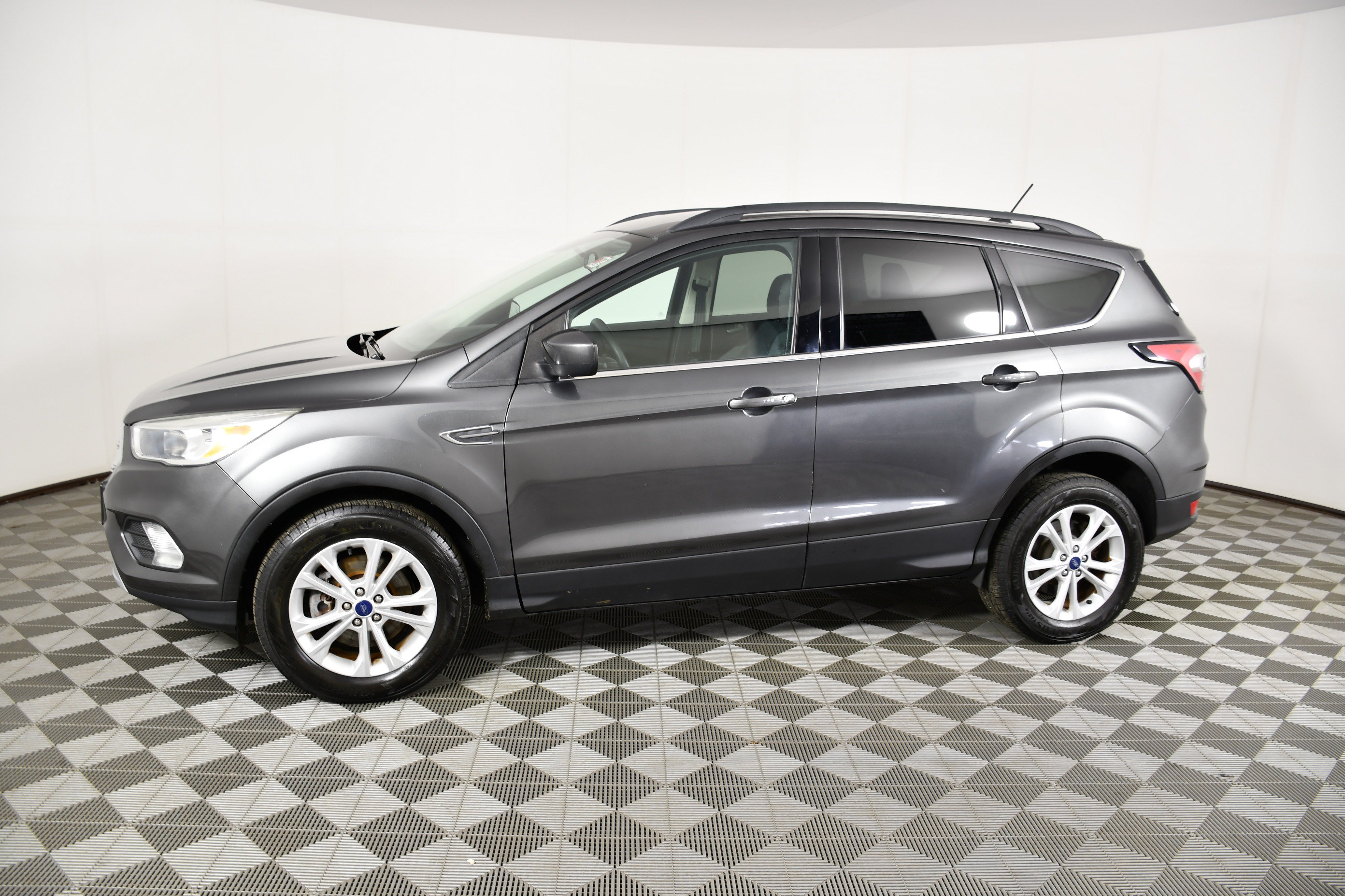 Used 2018 Ford Escape SE w/ SE Sync 3 Package AWD/4WD image 9