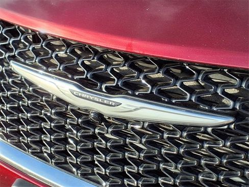 Used 2021 Chrysler Pacifica Touring-L image 33