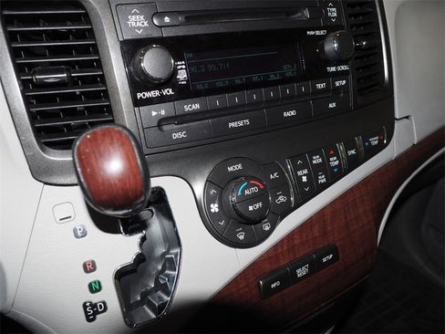 Used 2014 Toyota Sienna XLE image 19