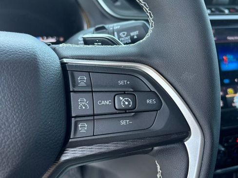 Used 2025 Jeep Grand Cherokee Altitude image 12