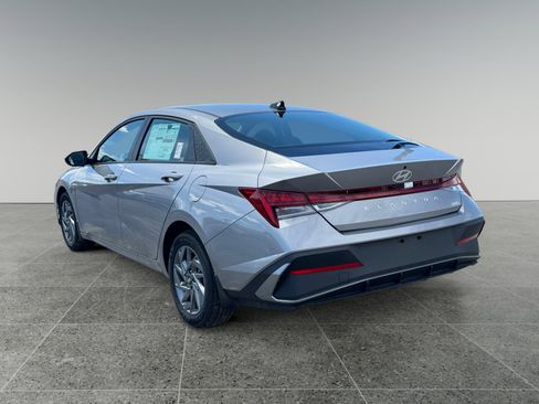 New 2025 Hyundai Elantra Hybrid FWD image 3