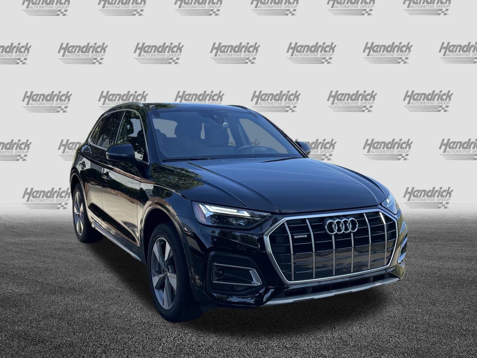 Used 2023 Audi Q5 2.0T Premium w/ Convenience Package AWD/4WD image 2