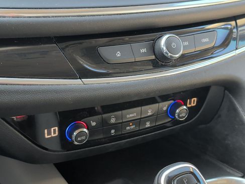 Used 2020 Buick Enclave Essence FWD image 19
