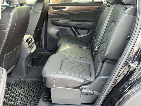 Used 2024 Volkswagen Atlas SE w/ Panoramic Sunroof Package image 16