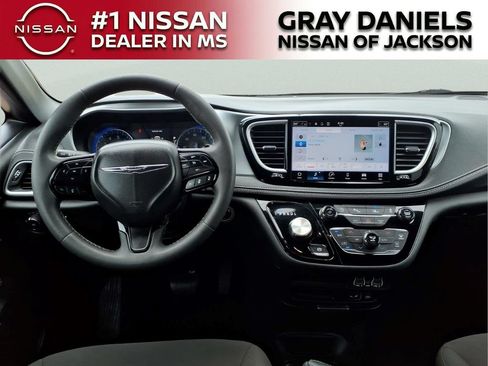 Used 2022 Chrysler Pacifica Touring FWD image 10