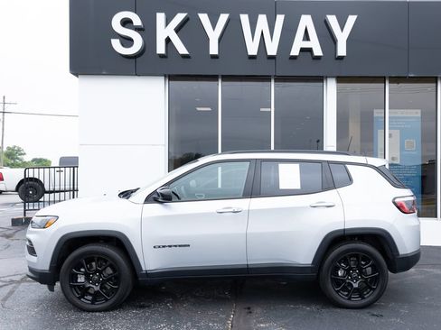 Used 2026 Jeep Compass Latitude w/ Quick Order Package 29K AWD/4WD image 2