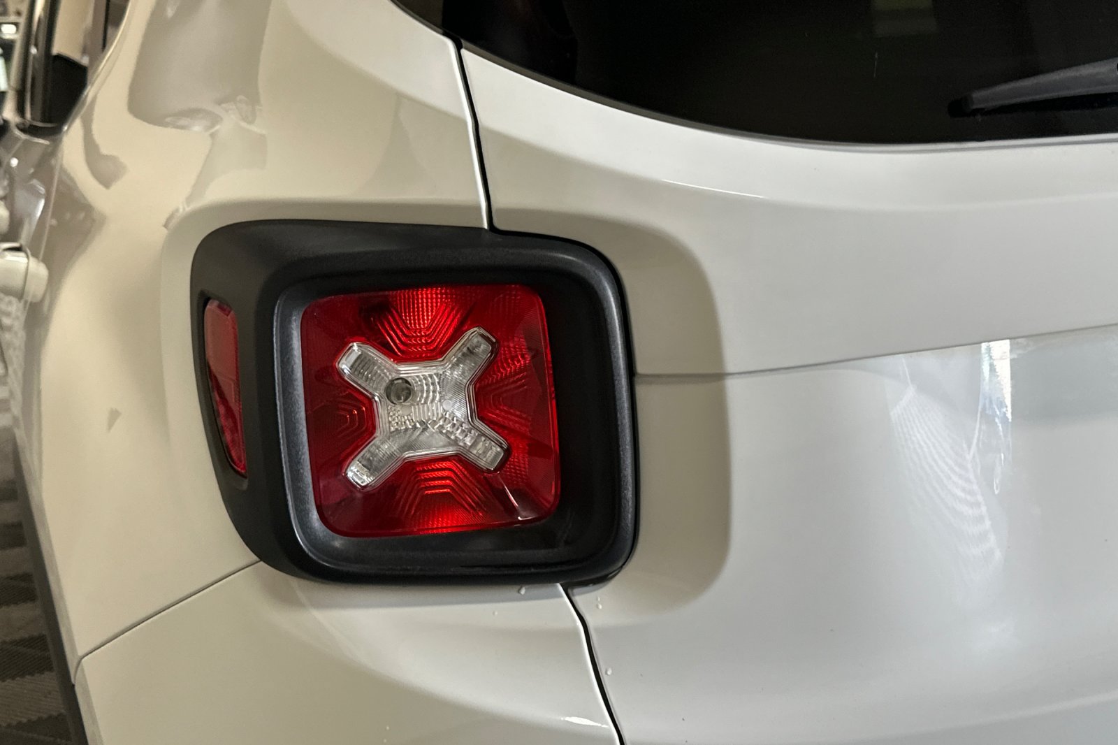 Used 2018 Jeep Renegade Latitude FWD image 45