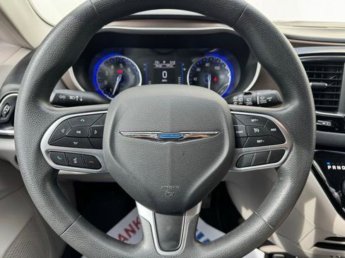 Used 2018 Chrysler Pacifica Touring Plus w/ Tire & Wheel Group FWD image 16