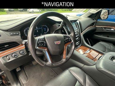 Used 2020 Cadillac Escalade Luxury image 3
