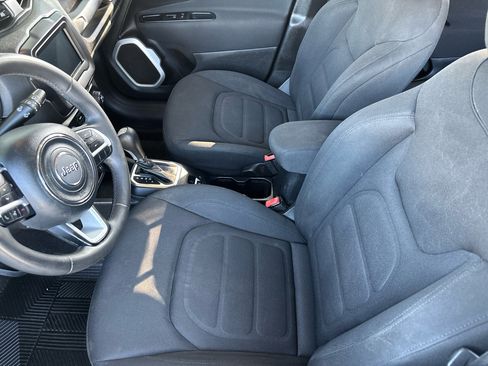 Used 2018 Jeep Renegade Latitude image 12