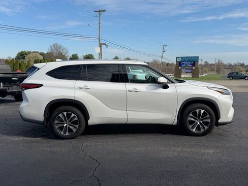 Used 2021 Toyota Highlander XLE image 2