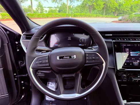 Used 2023 Jeep Grand Cherokee Altitude RWD image 18