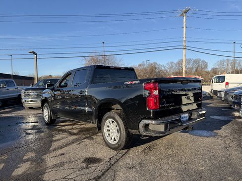 Used 2022 Chevrolet Silverado 1500 LT AWD/4WD image 3
