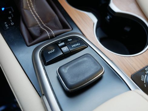 Used 2018 Lexus RX 350L Premium w/ Premium Package image 24