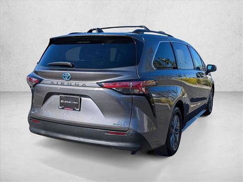Used 2021 Toyota Sienna XLE image 6