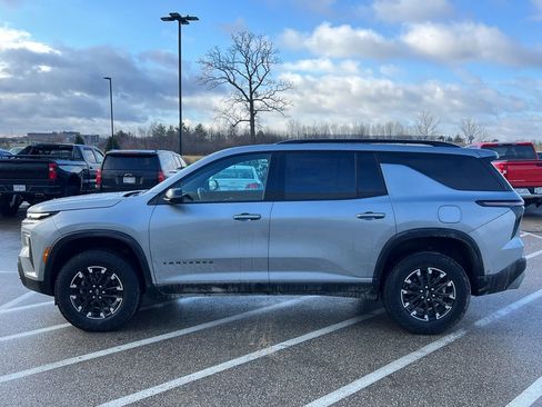 Used 2025 Chevrolet Traverse Z71 image 2