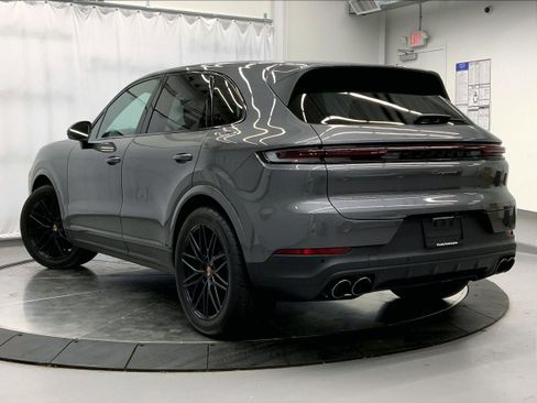 Used 2025 Porsche Cayenne image 3