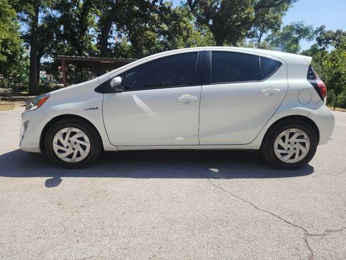 Used 2016 Toyota Prius C One FWD image 4