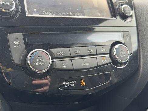 Used 2016 Nissan Rogue SV w/ SV Premium Package image 27