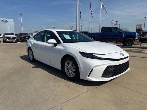 Used 2025 Toyota Camry LE FWD image 8