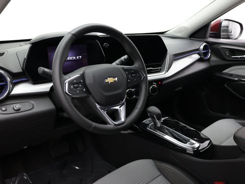 Used 2025 Chevrolet Trax LT w/ LT Convenience Package FWD image 12