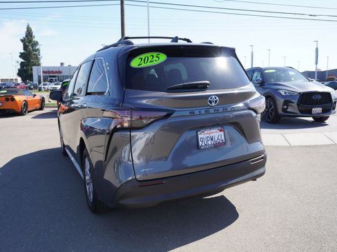 Used 2025 Toyota Sienna XLE image 8