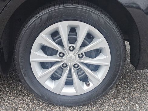 Used 2015 Toyota Camry LE image 5