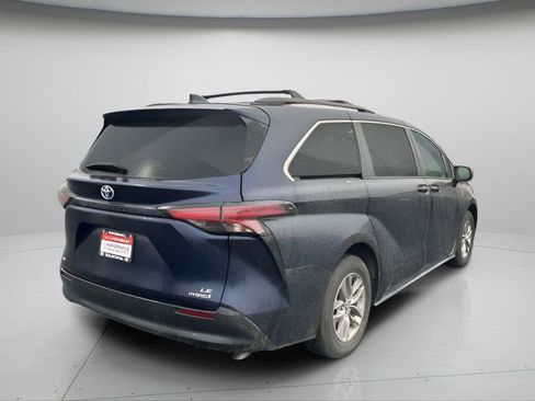 Used 2022 Toyota Sienna LE w/ LE Plus Package image 4
