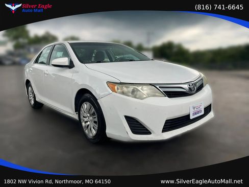 Used 2013 Toyota Camry LE FWD image 3