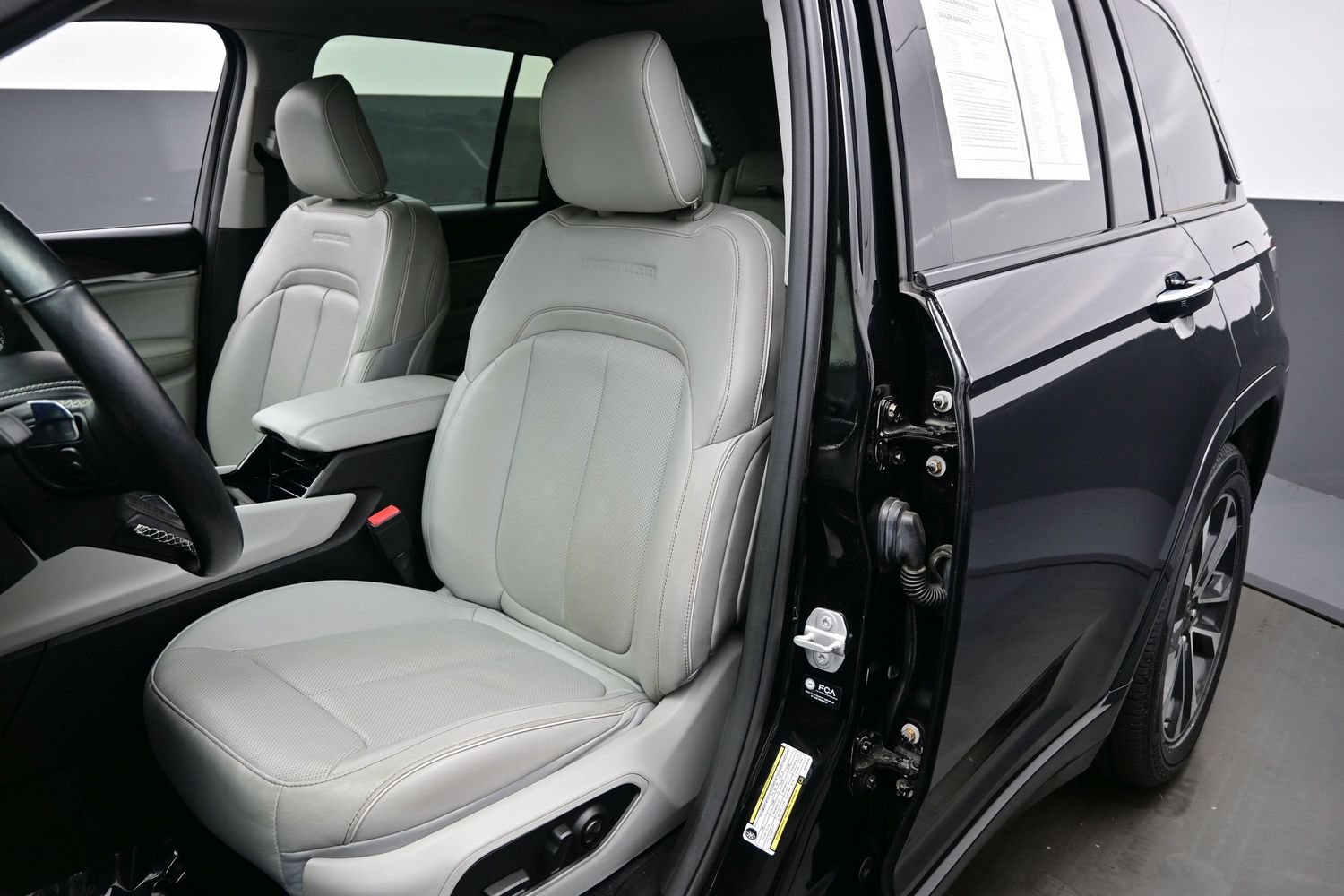 Used 2022 Jeep Grand Cherokee Overland AWD/4WD image 15