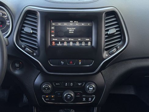 Used 2021 Jeep Cherokee Latitude Plus FWD image 16