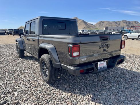 Used 2025 Jeep Gladiator Sport AWD/4WD image 3