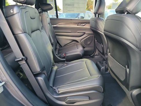 New 2025 Jeep Grand Cherokee L Limited w/ Luxury Tech Group II image 17