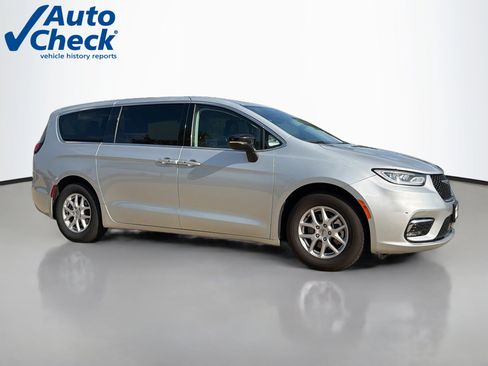 Used 2024 Chrysler Pacifica Touring-L FWD image 1