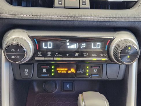 Used 2022 Toyota RAV4 Limited FWD image 18