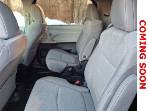 Used 2024 Toyota Sienna LE image 7