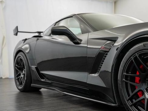 Used 2015 Chevrolet Corvette Z06 w/ 3LZ Preferred Equipment Group RWD image 28