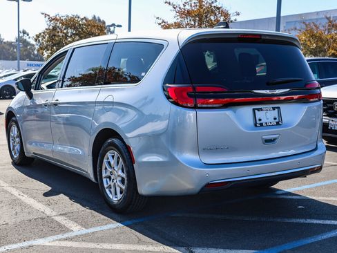 Used 2024 Chrysler Pacifica Touring-L FWD image 23