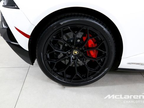 Used 2022 Lamborghini Huracan EVO RWD image 23