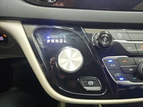 Used 2022 Chrysler Voyager LX FWD image 13